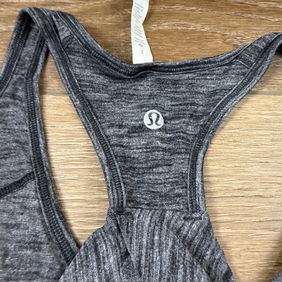 Lululemon Essential Tank Top Pleated Heathered Gray/Black Racerback Sz 2, Light - Picture 7 of 7
